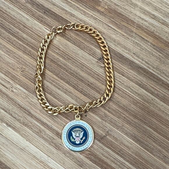 Vintage Gold Chain Bracelet with Presidential Seal Pendant signed Ronald Reagan - Picture 1 of 3